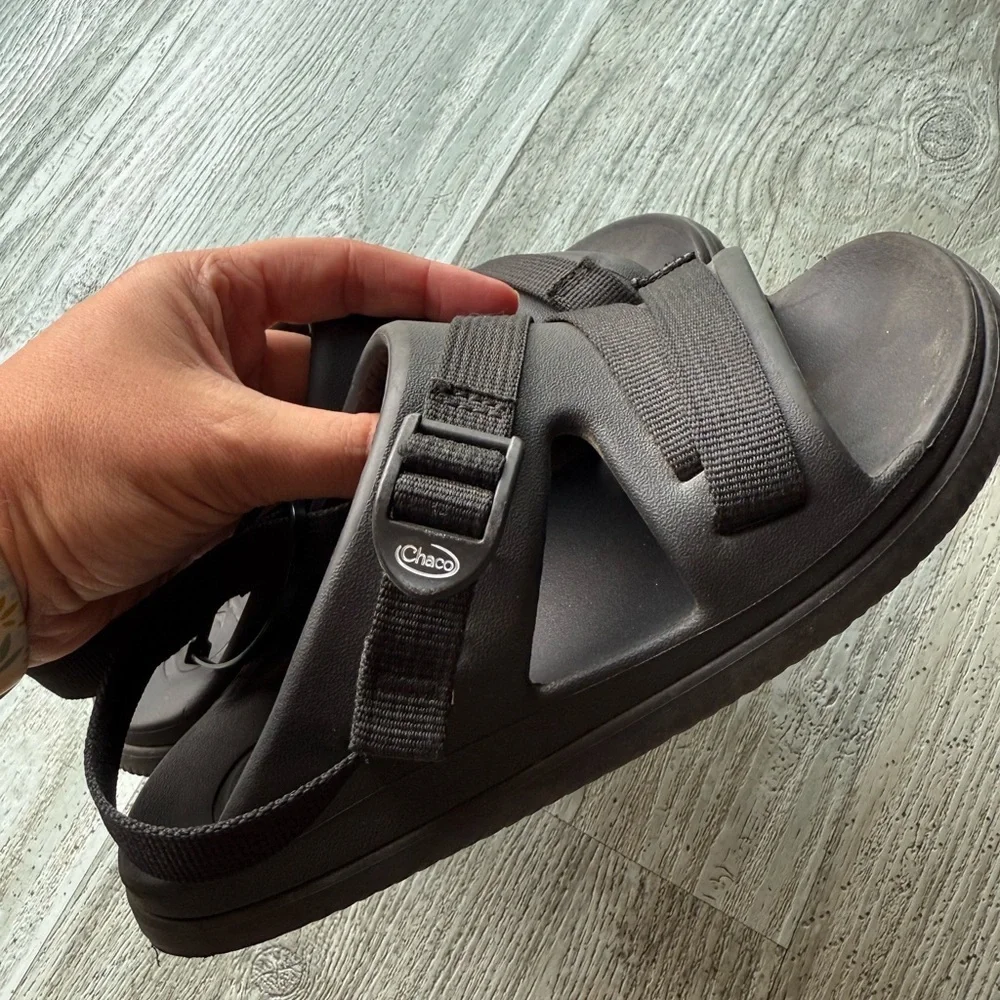 Kids size 4 black Chaco‎ sandals